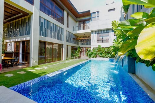 Luxurious Living in Parañaque City: 6BR House and Lot for Sale